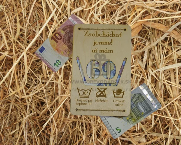 Drevená gravírovaná obálka na peniaze Zaobchádzať jemne